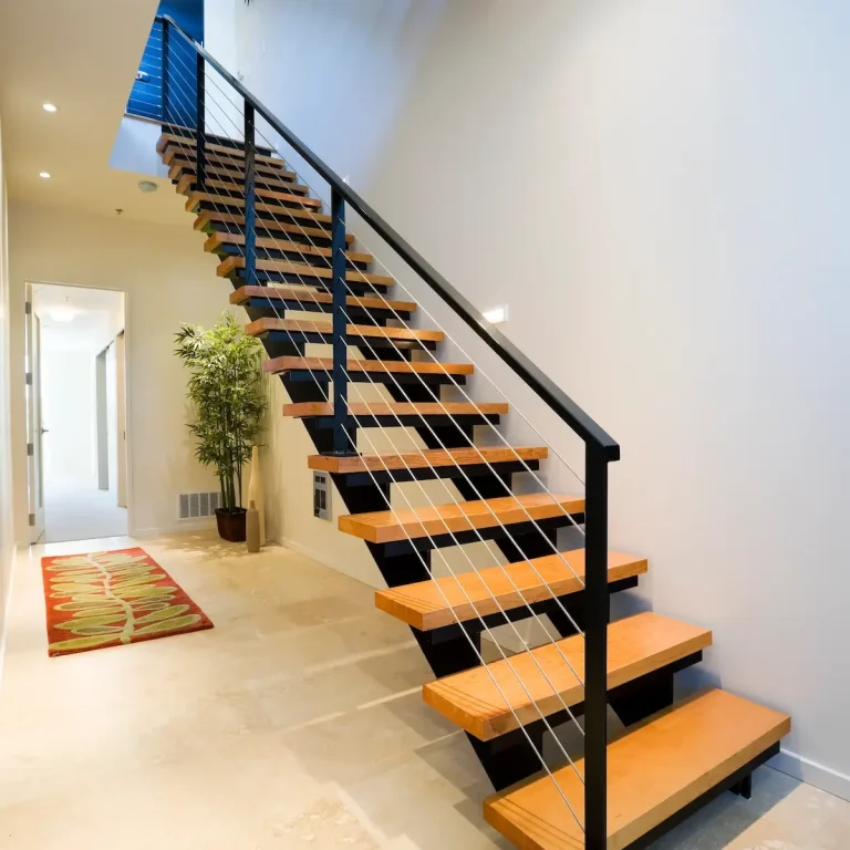 Individuelle Treppenkonstruktionen – Stahl- und Metalltreppen nach Maß Stahlwangentreppe mit Holzstufen, kombiniert für modernes Wohndesign.