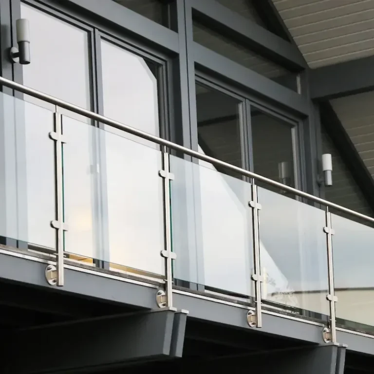Design-Geländer aus Edelstahl und Glas – Maßanfertigung vom Profi Edelstahlgeländer mit Glasfüllung, modernes Balkongeländer vom Meisterbetrieb in Bielefeld.